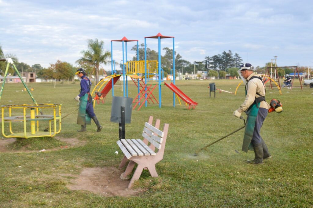 El municipio intensifica las tareas de poda, desmalezado y limpieza en paseos y espacios públicos