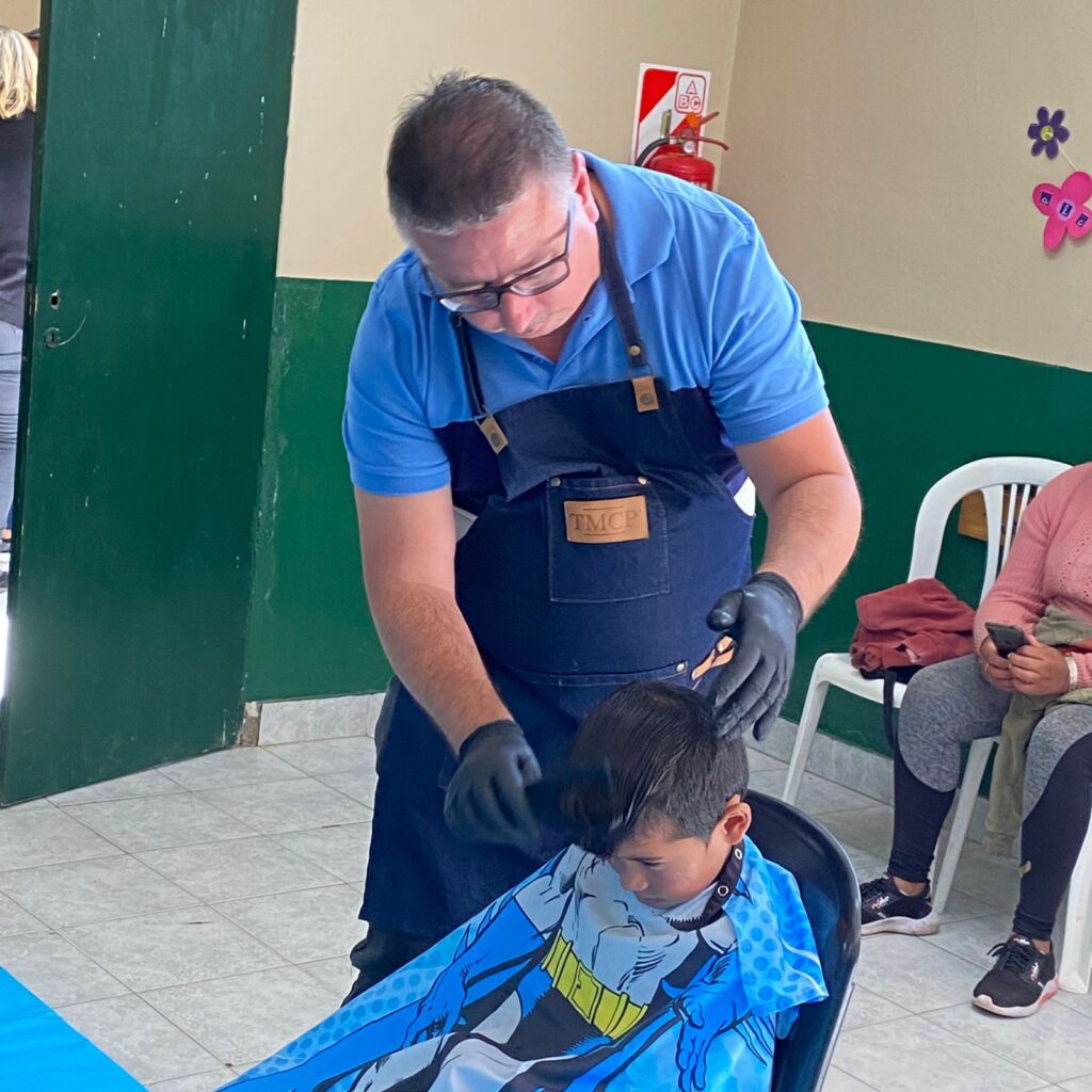 Las “Tijeras Solidarias” comenzaron una nueva recorrida por los barrios de la ciudad