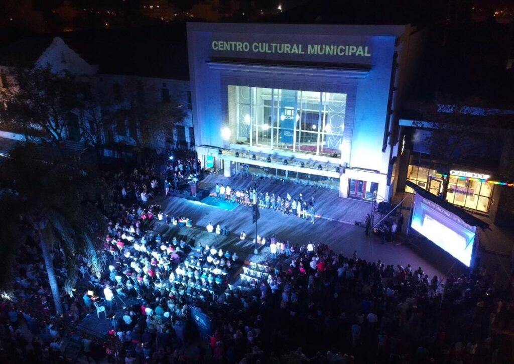 Noche histórica en la ciudad: Chiarella encabezó la reapertura del Centro Cultural Municipal