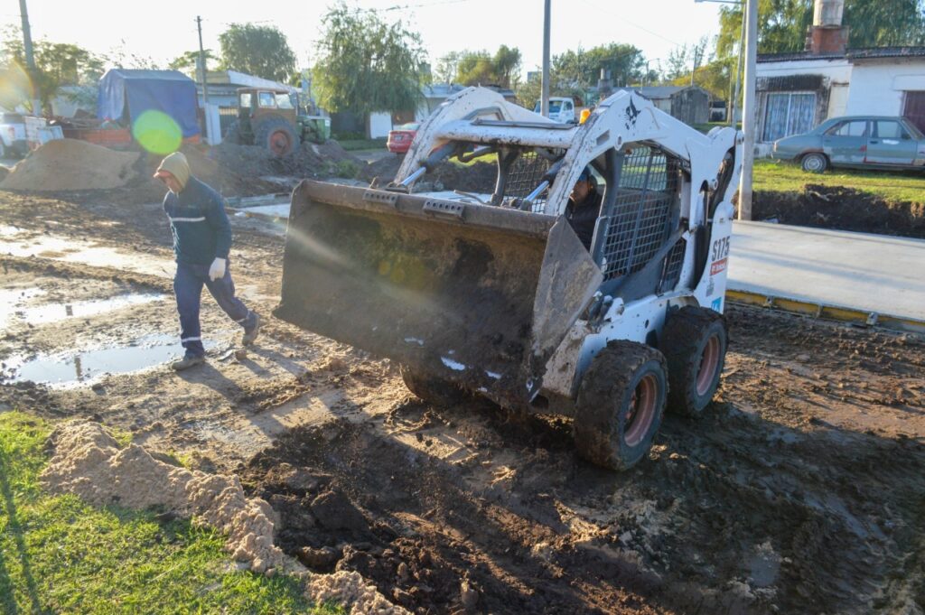 Intenso trabajo municipal de pavimentación, arreglo de calles y limpieza de desagües