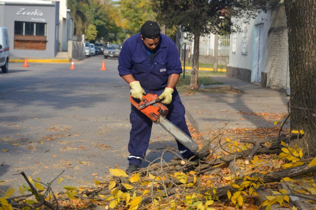 Las cuadrillas municipales recorren los barrios para tener una ciudad más limpia y ordenada