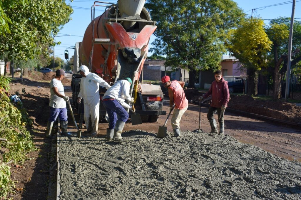 El Gobierno de Venado Tuerto pavimenta una nueva cuadra en el barrio Malvinas Argentinas
