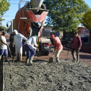 El Gobierno de Venado Tuerto pavimenta una nueva cuadra en el barrio Malvinas Argentinas El Gobierno de Venado Tuerto pavimenta una nueva cuadra en el barrio Malvinas Argentinas