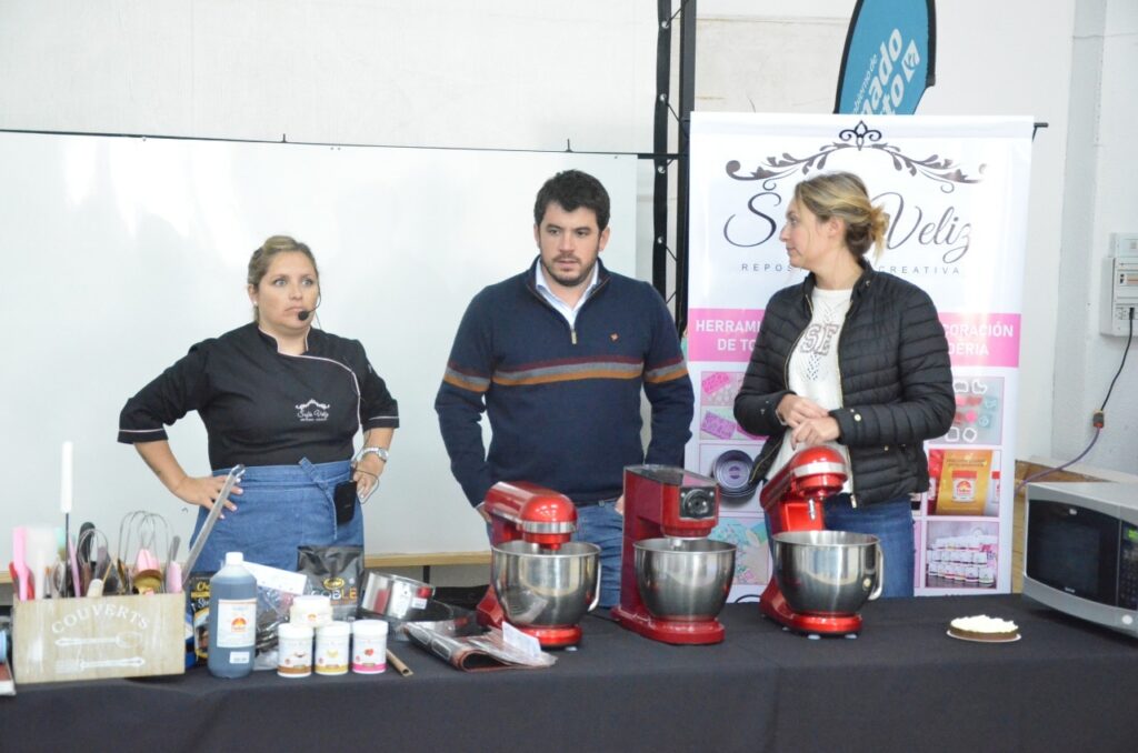 El Gobierno municipal capacitó a vecinos para que emprendan la elaboración de tartas dulces