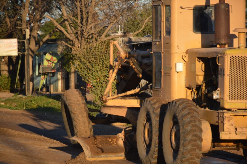 Continúan las obras: intenso trabajo municipal en el arreglo y preparación de calles para pavimento