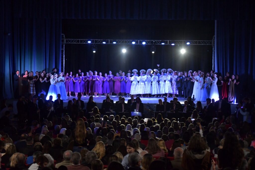 A la sala llena se realizó la Gala Inaugural del Centro Cultural Municipal