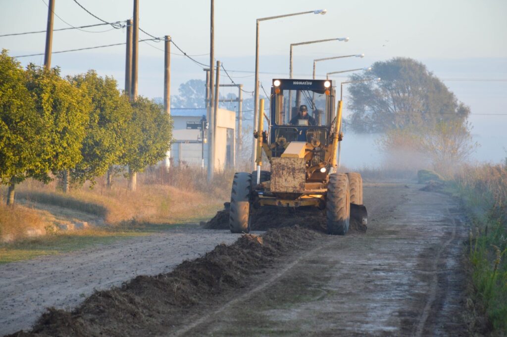 Fuerte trabajo de las cuadrillas municipales en calles de calzada natural y mejorado de distintos barrios