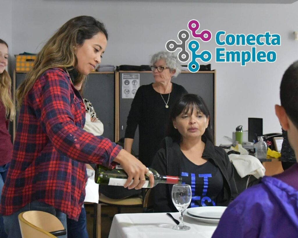 Conectar Empleo: el Gobierno Municipal capacita mozos para potenciar los servicios gastronómicos en la ciudad