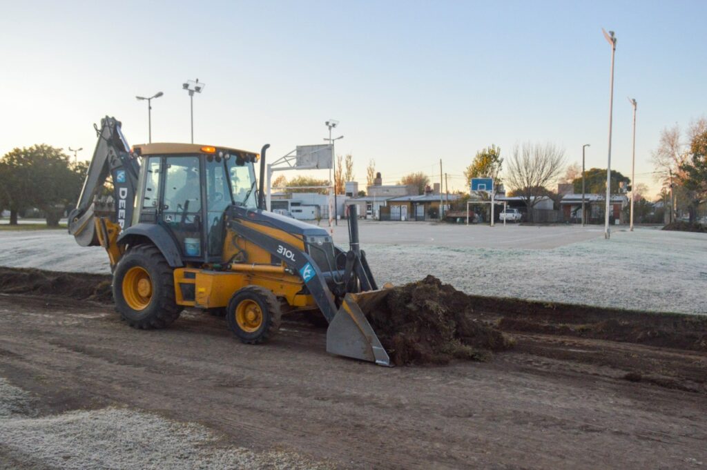 El Municipio prepara suelo y realiza moldeo para nuevas pavimentaciones