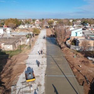 El pavimento a paso firme: siguen las obras del Gobierno municipal en los barrios