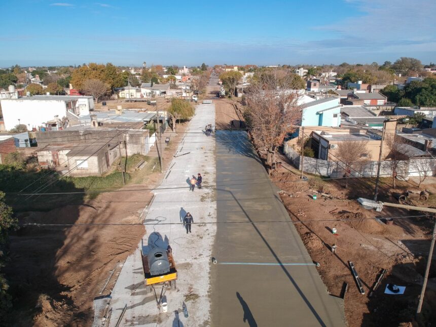 El pavimento a paso firme: siguen las obras del Gobierno municipal en los barrios