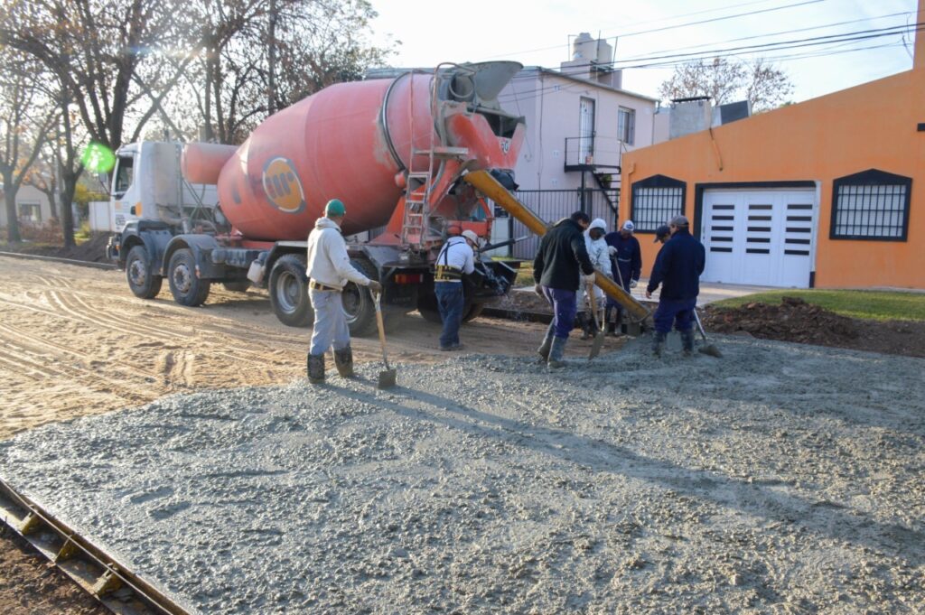 Más pavimento y desagües para los barrios de la ciudad