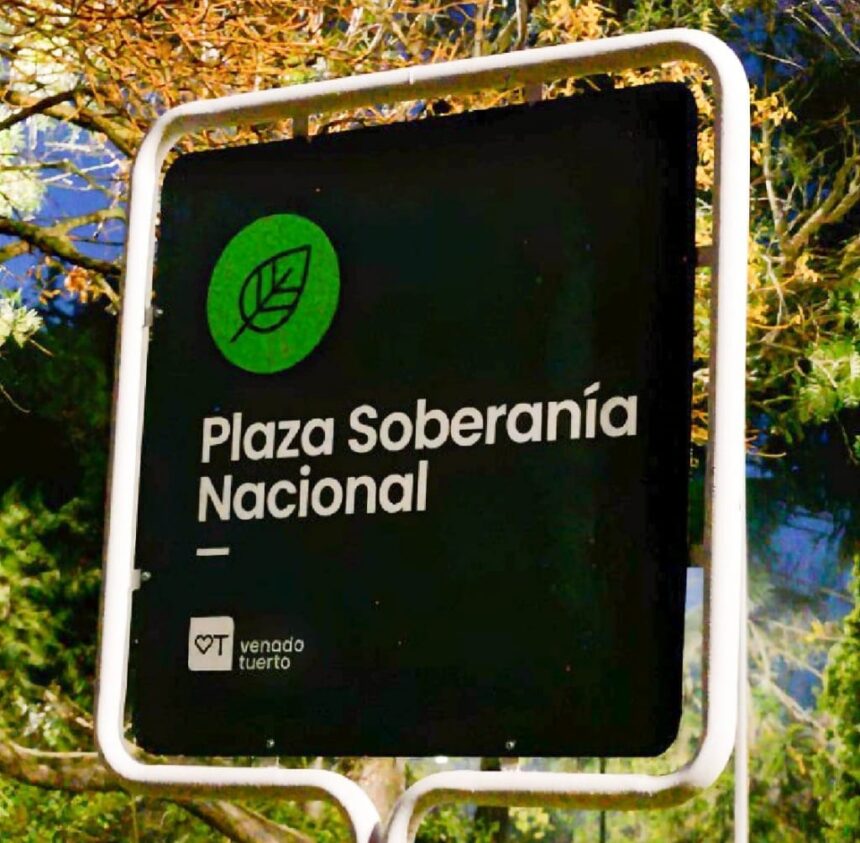 Se inauguran las nuevas Luces Led en plaza Soberanía Nacional del barrio Villa Casey