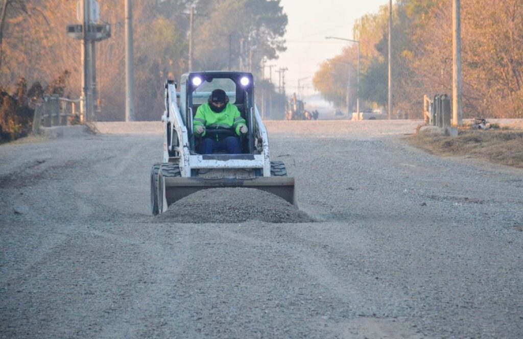 Más piedras y trabajo en las calles: se siguen ejecutando mejoras en los barrios de la ciudad