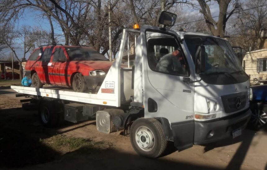 Limpieza y orden: nuevo operativo del Gobierno municipal para retirar autos abandonados en la vía pública