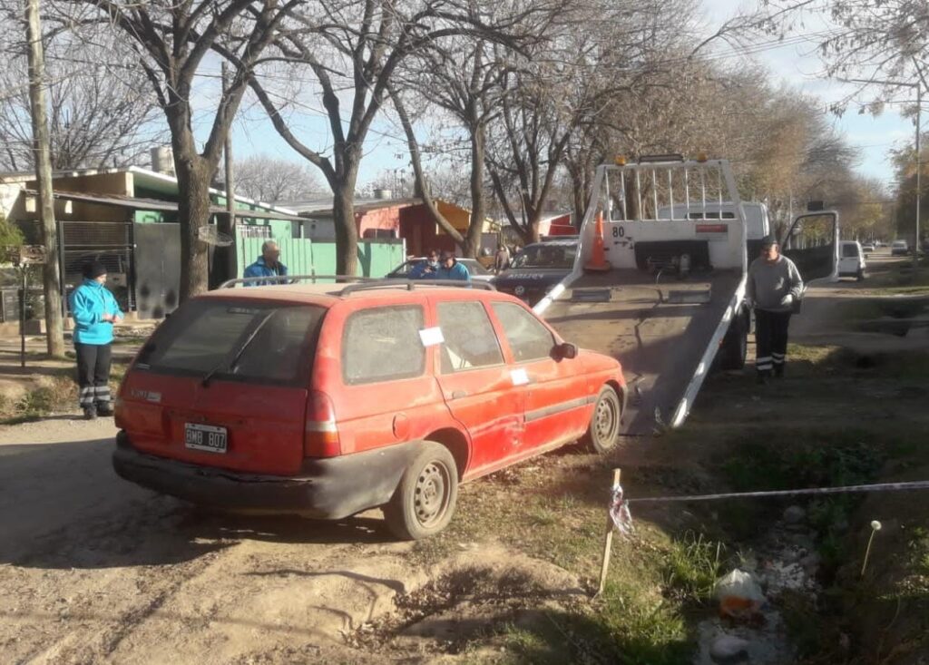 Una ciudad más limpia: el Gobierno Municipal volvió a retirar autos abandonados en la vía pública