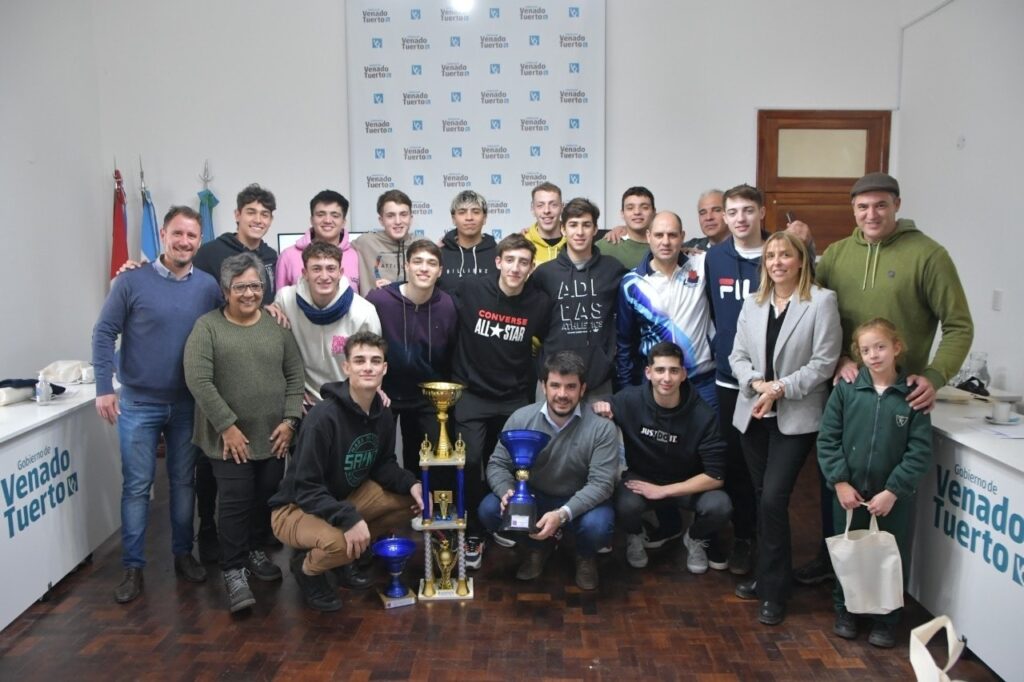El intendente Chiarella recibió a los bicampeones provinciales de Básquet U18
