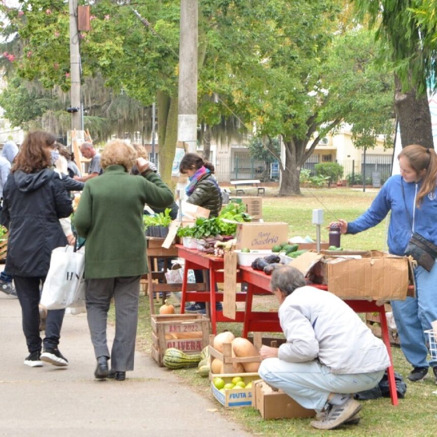 Miércoles desde las 10: “Huerteros en tu Barrio” lleva sus verduras a la plaza Italia