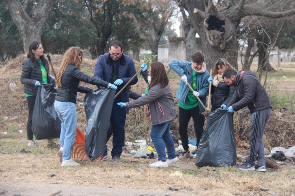 Voluntarios del programa “Reciclar Venado” limpiaron minibasural de avenida Alem y ciclovía