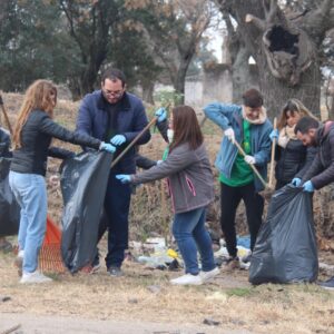 Voluntarios del programa “Reciclar Venado” limpiaron minibasural de avenida Alem y ciclovía