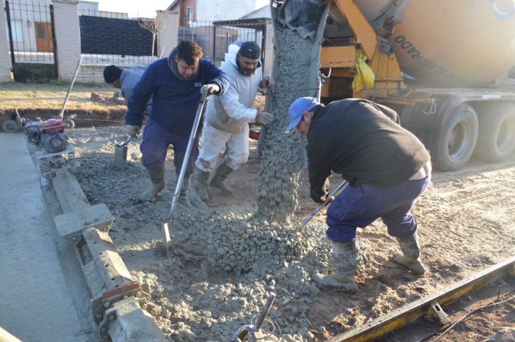 El Gobierno municipal avanza con obras de pavimentación e intensifica los trabajos en los desagües