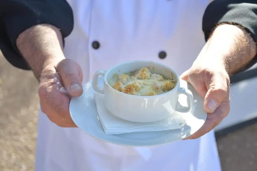 El público disfrutó del Paseo de la Ciudad y degustó delicias francesas en plaza Fleming