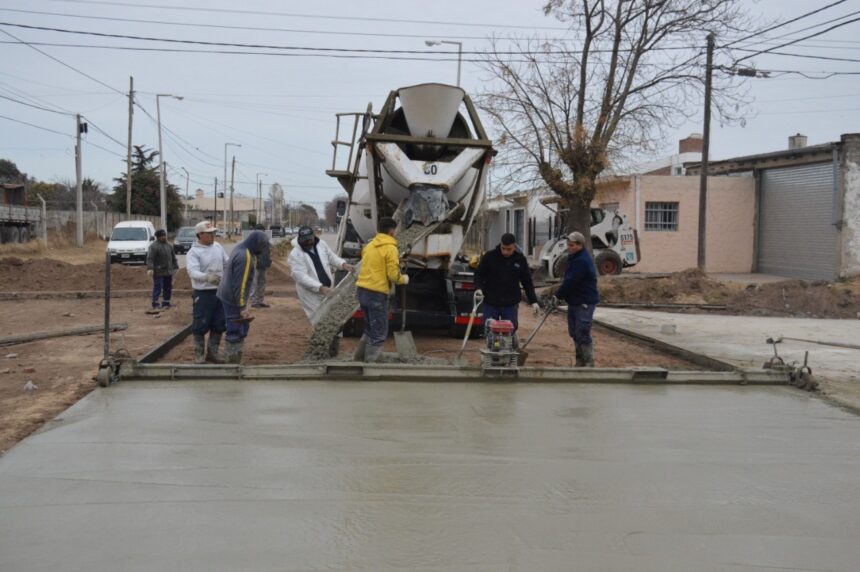 El Gobierno municipal efectúa obras de pavimento en dos centros de bocacalle