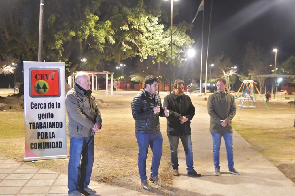 Plaza España renovada: el intendente Chiarella y la Cooperativa Eléctrica inauguraron iluminación led y obras
