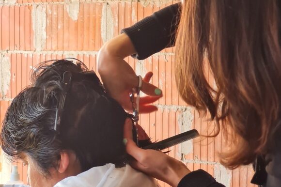 “Tijeras Solidarias”: corte de pelo gratuito para vecinos del barrio Gutiérrez