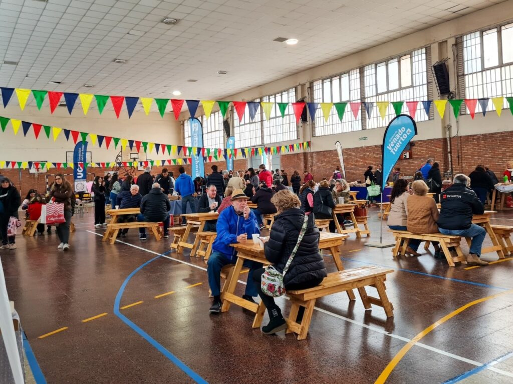 La feria municipal de los domingos se presentó en el gimnasio del Sagrado Corazón
