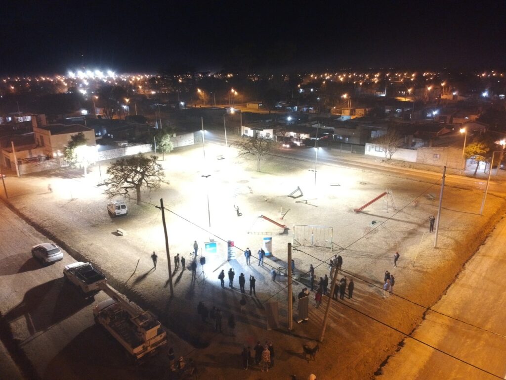La plaza República Argentina del barrio Iturbide ya cuenta con nueva luminaria led