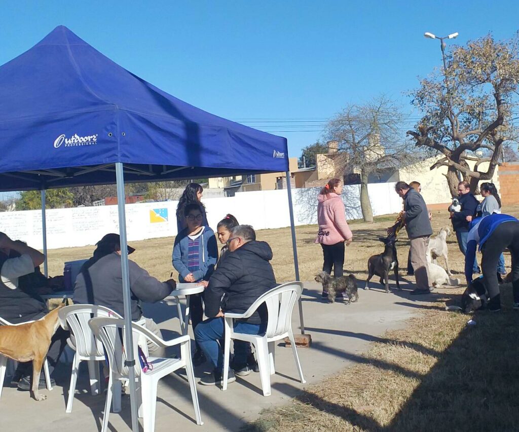 Cuidar a nuestros animales: exitosa jornada de vacunación antirrábica municipal en el barrio Santa Fe