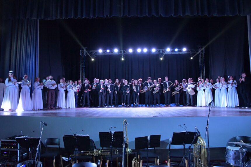 Emotivos homenajes a la Banda y el Ballet Municipal en la Gala de la Independencia