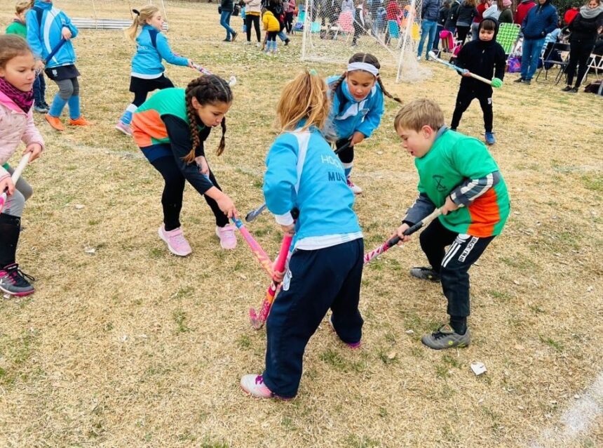 Más de 250 niños y niñas participaron del encuentro de hockey organizado por las Escuelas Deportivas