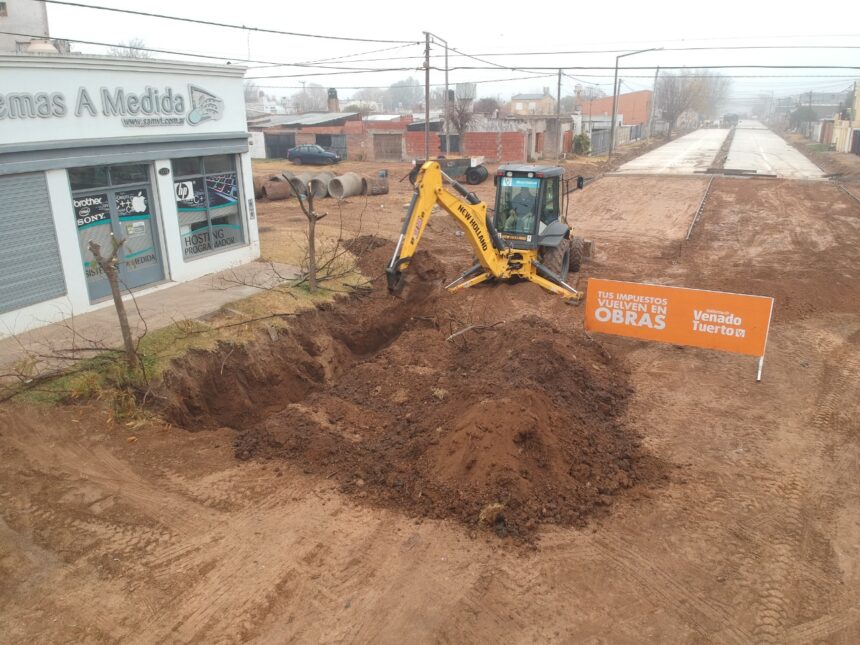 Intenso trabajo de hormigonado en una nueva cuadra de la ciudad