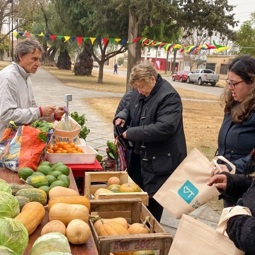 “Huerteros en tu Barrio”: la producción local al servicio del vecino estuvo en plaza España