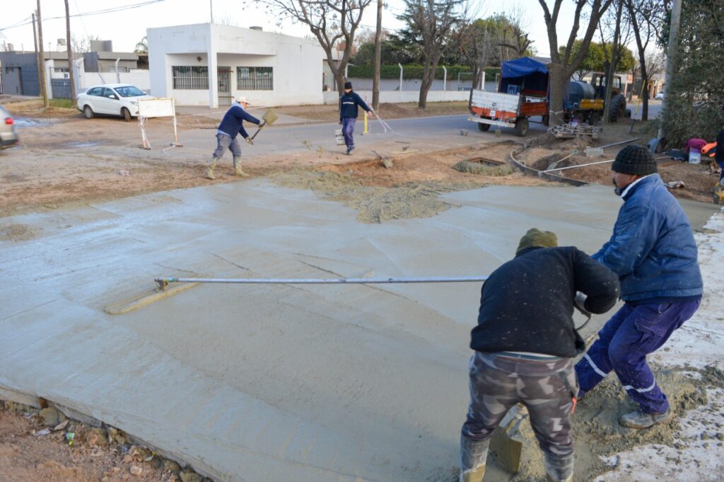 El Gobierno municipal refuerza el mantenimiento de calles con más obras de hormigonado, cordón cuneta y nivelación