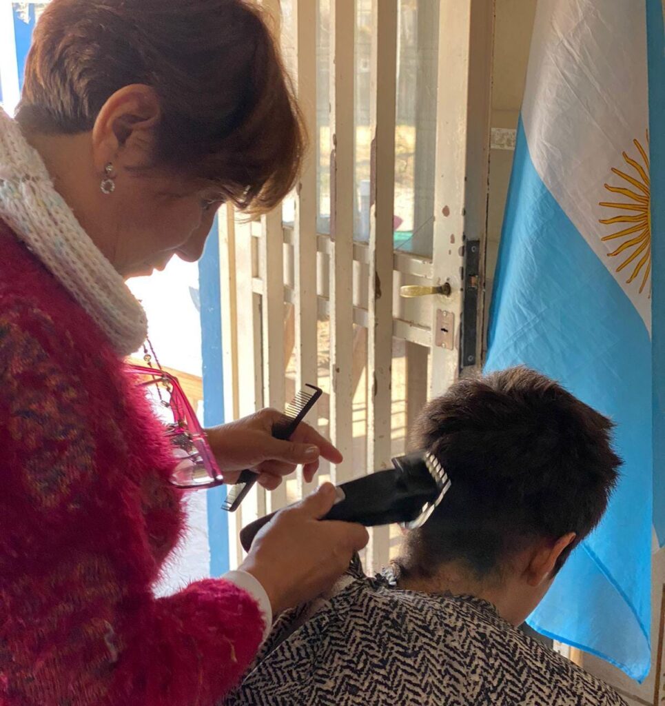 “Tijeras Solidarias” lleva su servicio de corte de pelo gratuito al barrio San José Obrero
