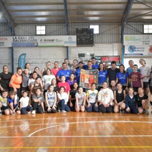 La basquetbolista Macarena Rosset, de la selección nacional, compartió experiencias con “Las Guerreras”
