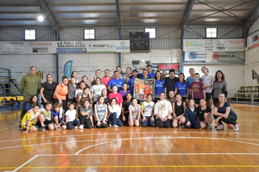 La basquetbolista Macarena Rosset, de la selección nacional, compartió experiencias con “Las Guerreras”