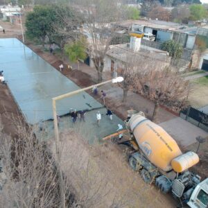 Obras que perduran: preparan pavimento de hormigón en Av. Laprida