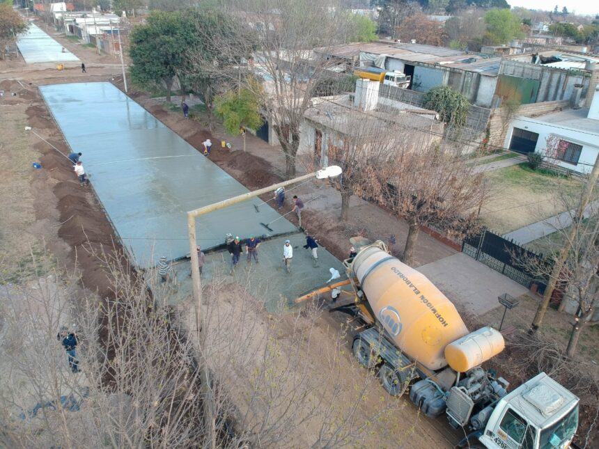 Obras que perduran: preparan pavimento de hormigón en Av. Laprida