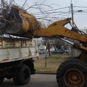 Intenso trabajo de las cuadrillas de Espacios Públicos en toda la ciudad Intenso trabajo de las cuadrillas de Espacios Públicos en toda la ciudad