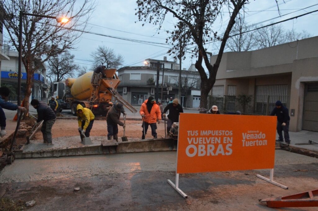 Cordones cuneta, bacheos y preparación de suelo en la agenda de trabajo municipal