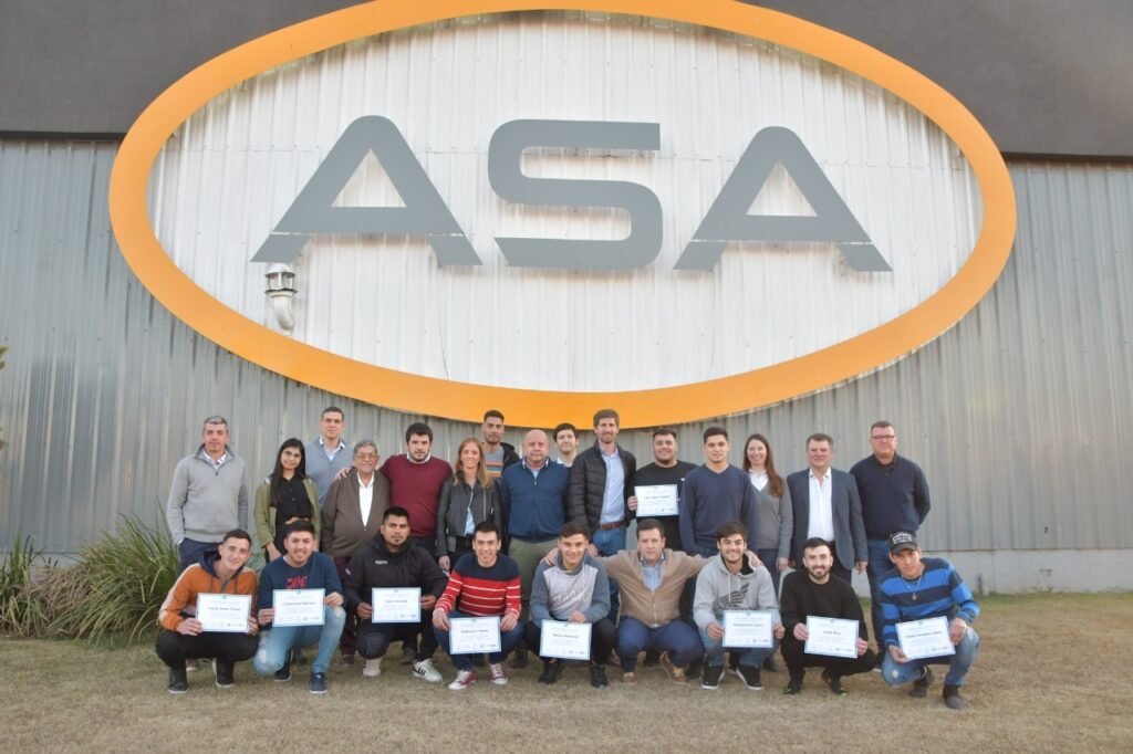 Entrega de certificados a egresados del curso de Repintado del Automotor