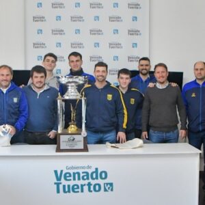 Chiarella recibió al plantel del club Centenario, campeón de la venadense de básquet