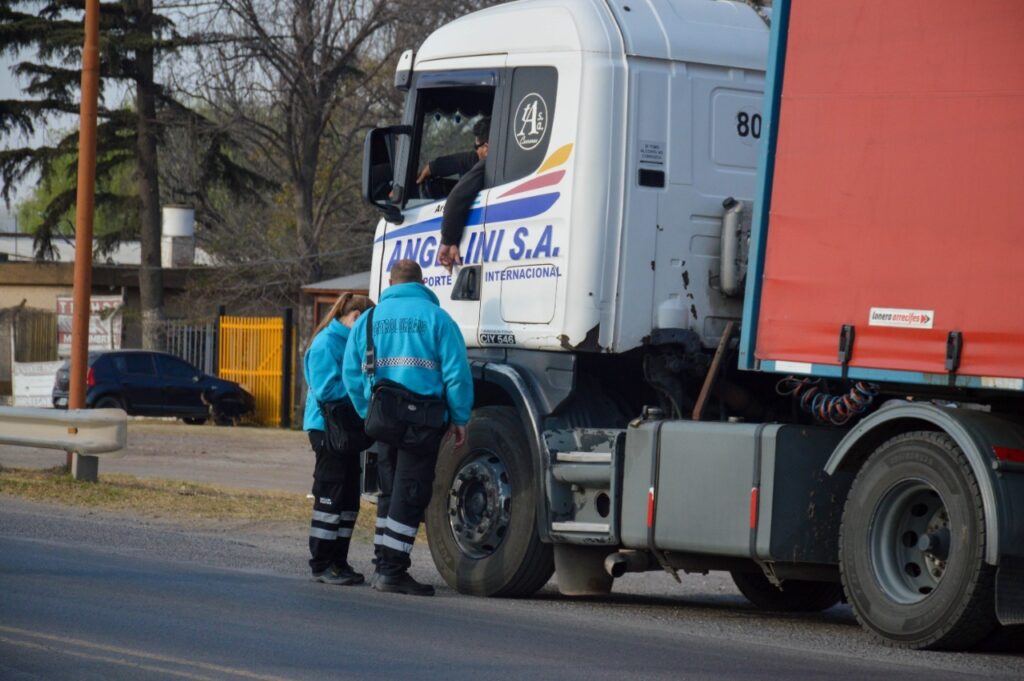 Controles sobre Ruta 8 para auditar transportes de sustancias alimenticias