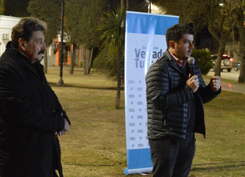 Una ciudad que avanza: el intendente Chiarella junto a la Cooperativa Eléctrica inauguraron en plaza Padre Giraldi la nueva iluminación led y juegos