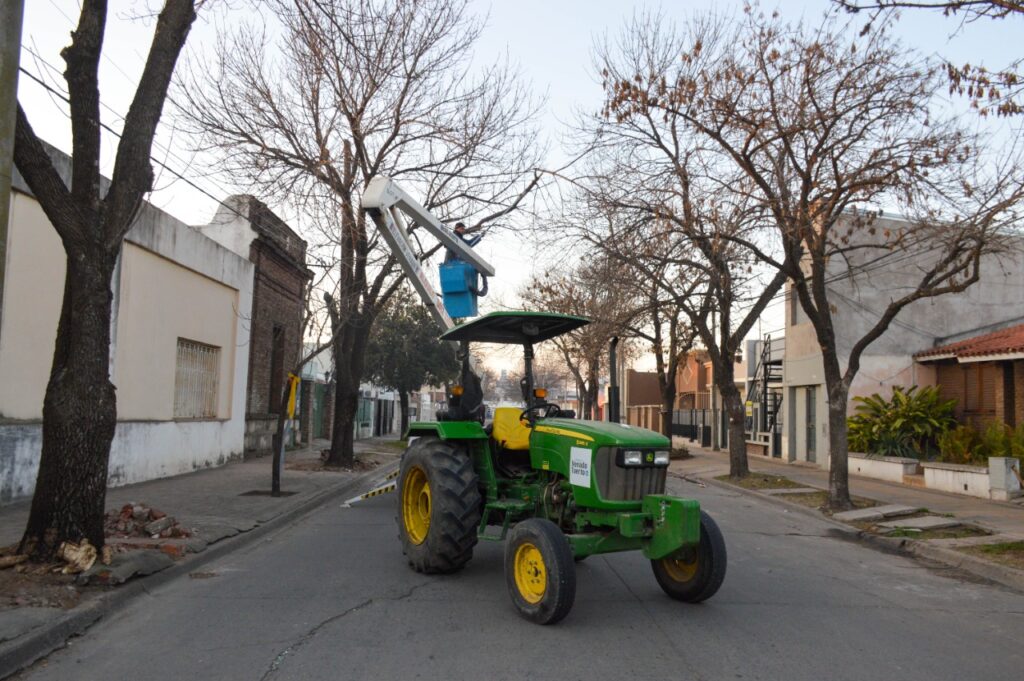 Las cuadrillas avanzan con tareas de acondicionamiento de los espacios públicos