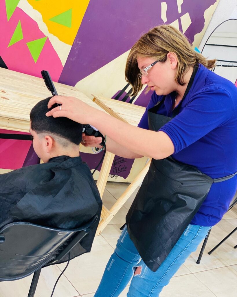 Cortes de cabello, dibujos y diversión para celebrar y poner en valor la solidaridad